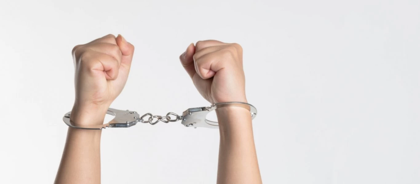 Λάρισα: Χειροπέδες σε ζευγάρι που συνελήφθη με εκατοντάδες ναρκωτικά χάπια